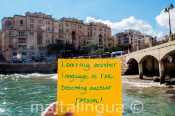 Aprender outro idioma é como se tornar outra pessoa. At Balluta Bay, St Julians