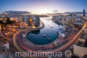 Os alunos adoram falar inglês depois da aula em Spinola Bay.