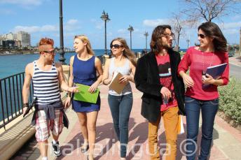 Falando inglês depois da aula em St Julians Bay, Malta