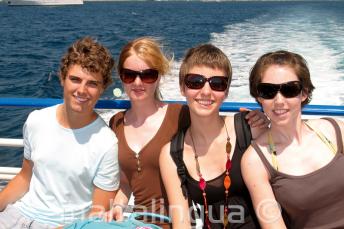 Uma familia desfrutando um passeio de barco