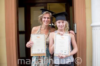 Mãe e filho que completaram um curso de línguas