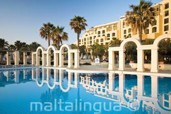 A piscina exterio do Hilton em St Julians, Malta