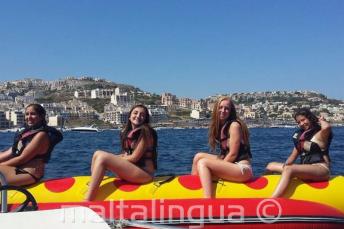 4 meninas em um barco de banana
