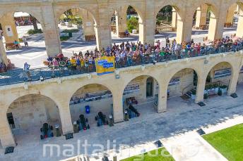 Maltalingua alunos acenando de Upper Barrakka, Valletta