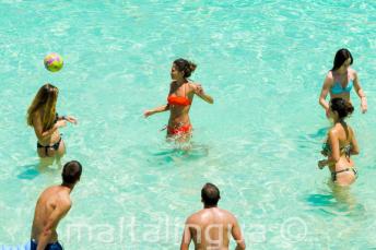 Alunos da escola jogando vôlei em Blue Lagoon, Malta