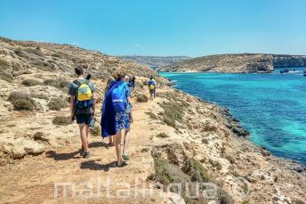 Estudantes de língua inglesa andando em Blue Lagoon