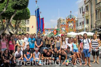 Alunos da escola de inglês em uma festa em Malta