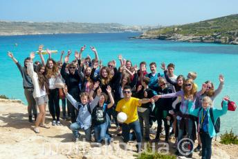 Um grupo de alunos indo para um passeio para Comino, Malta