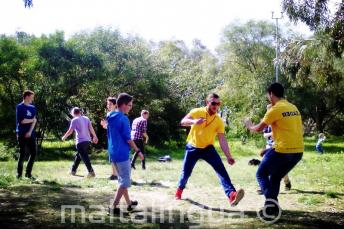 Alunos jogando no Kennedy Grove parque perto da nossa escola para juniores