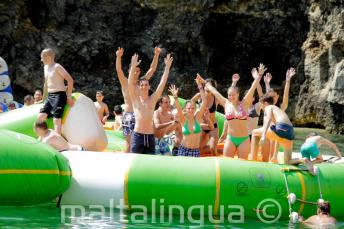 Alunos da escola no parque aquático em Malta