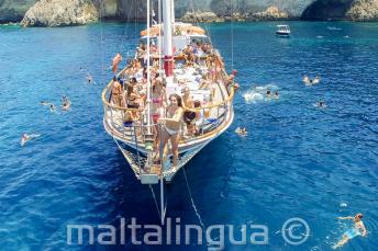 Alunos de inglês em um passeio de barco preparando-se para pular no mar em Malta
