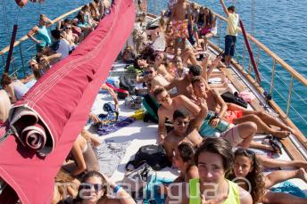 Alunos bronzeando em um barco