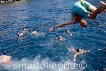 Um adolescente fazendo um salto para o mar