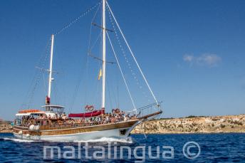 O barco da Maltalingua indo para Comino