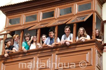 Alunos juniores na escola varanda