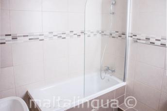 Escola apartamento banheiro em St Julians