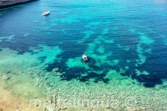 Vista da baía em Malta com águas claras