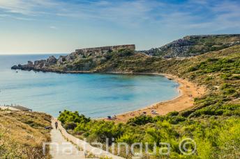 A vista da praia arenosa em Mellieha, Malta