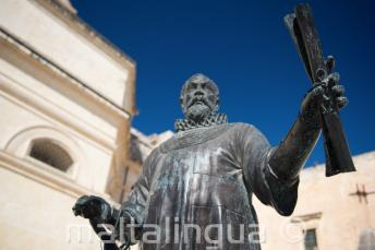 Estátua de um homem segurando algo em Malta