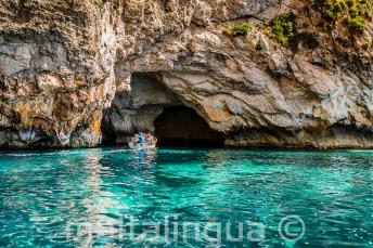 Agua azul em Blue Grotto, Malta.