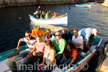 Alunos prontos para um passeio em barco para Blue Grotto.