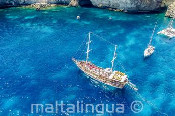 Um barco em Crystal Bay, Comino