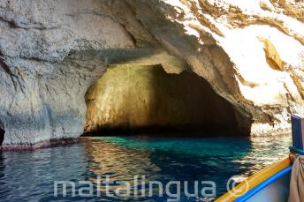 O interior de uma caverna em Blue Grotto