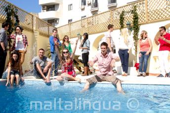 Alunos a passar tempo na piscina