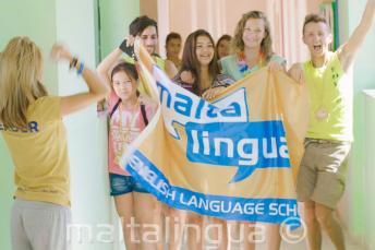 Um grupo de alunos segurando a bandeira durante o Verão Campus