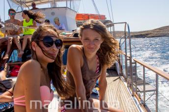 2 adolescentes em um passeio de barco