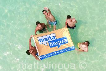 Jovens alunos durante um passeio com a escola em Blue Lagoon, Malta