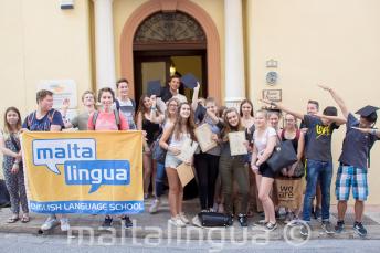 Foto dos jovens alunos de inglês na frente da nossa escola em Malta