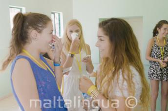 2 alunas de inglês conversando na escola