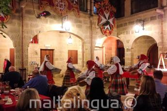 Dançarinas maltesas tradicionais fazendo um show em um restaurante