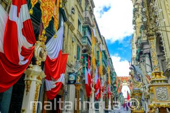 Uma rua em Valletta, Malta decorada com bandeiras