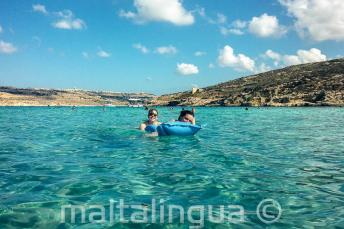 Alunos de escola de línguas nadando em Blue Lagoon em Comino