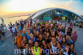 Alunos de inglês indo para uma festa em Cafe del Mar