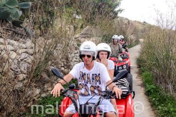 Alunos passeio de quad em Gozo