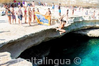 Maltalingua Escola de inglês saltando em St Peter's Pool