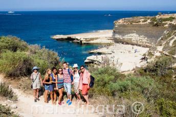 Alunos de inglês visitando St Peter's Pool, Malta