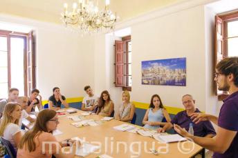 Alunos escutando o professor durante a aula de inglês