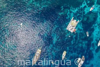 Foto aérea de barcos em Crystal Bay, Comino