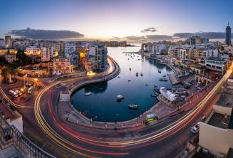 Os alunos adoram falar inglês depois da aula em Spinola Bay.