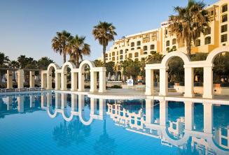 A piscina exterio do Hilton em St Julians, Malta