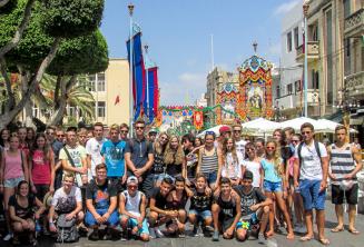 Alunos da escola de inglês em uma festa em Malta