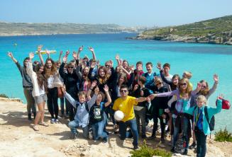 Um grupo de alunos indo para um passeio para Comino, Malta