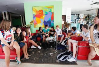 Alunos de inglês no lobby da residência