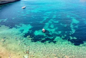 Vista da baía em Malta com águas claras