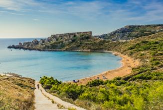 A vista da praia arenosa em Mellieha, Malta