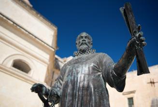 Estátua de um homem segurando algo em Malta